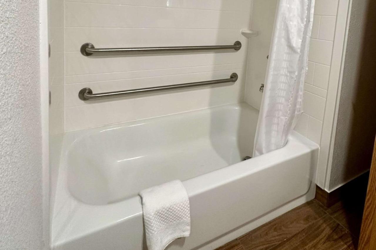 Quality Inn & Suites Albany Airport Latham Bagian luar foto