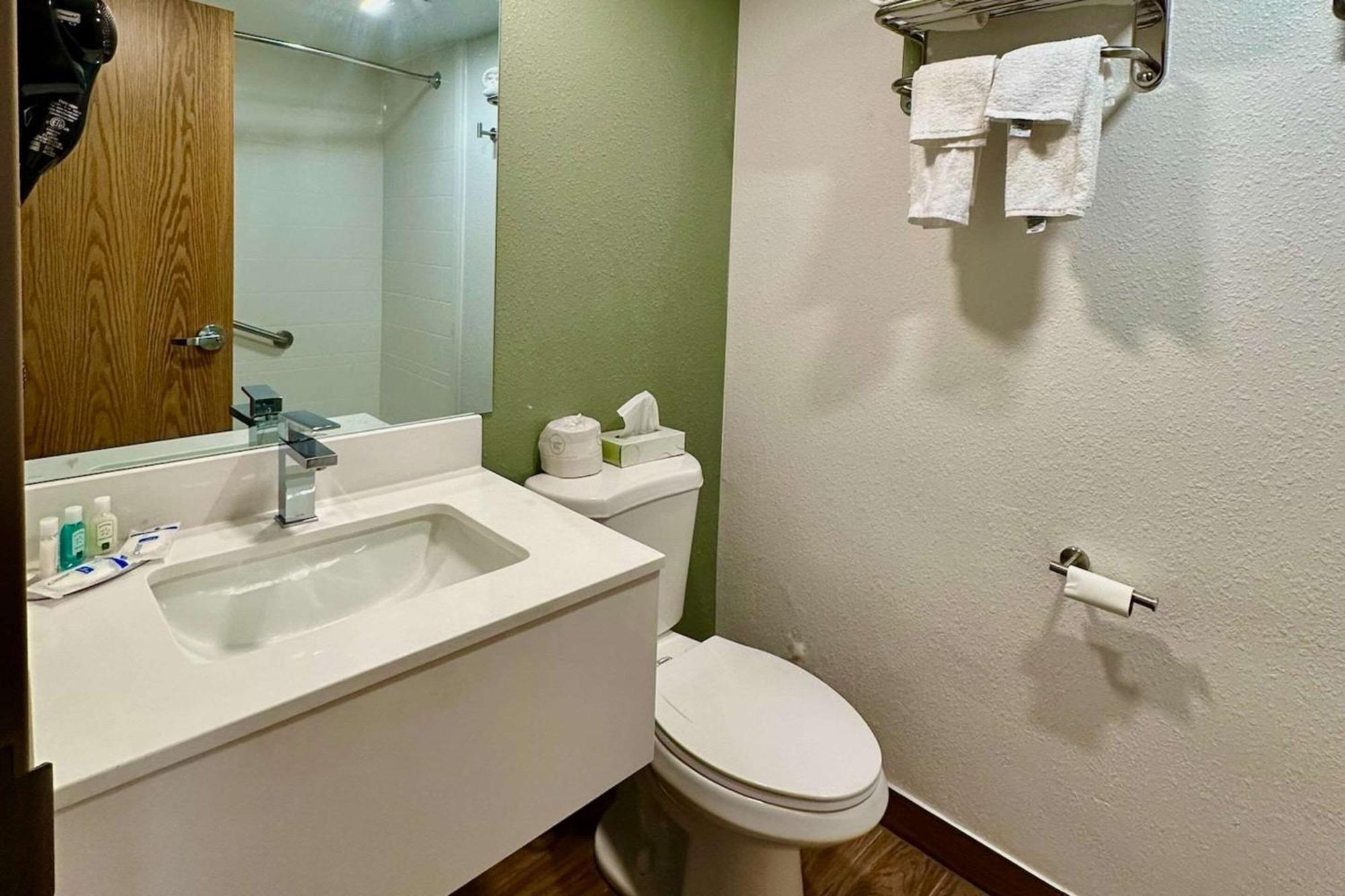Quality Inn & Suites Albany Airport Latham Bagian luar foto